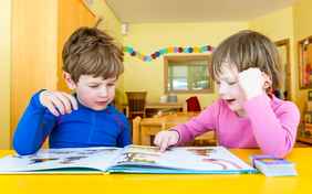 Mit Spielen und Geschichten klingt der Tag im Betreuungsraum aus - Foto: Helmuth Rier